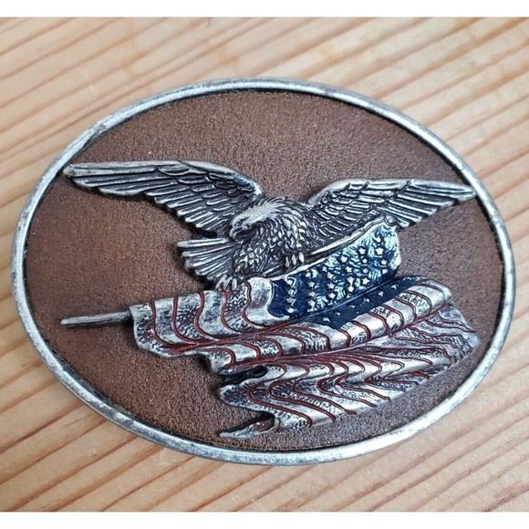 Vintage Mens Bald Eagle Holding American Flag in Claws Belt Buckle Unsigned - Picture 1 of 8